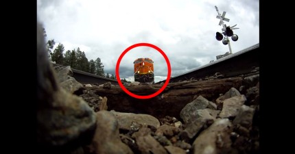 有人把一台GoPro攝影機放在鐵軌上