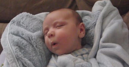 這個小嬰兒醒來時會流露出每一種你能想到的情感