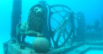 海底雕像