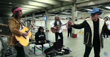 U2天團在地鐵站裡彈奏音樂FT