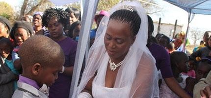 9歲非洲小男生娶62歲的女士