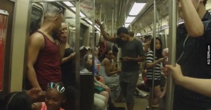 美國紐約獅子王百老匯的劇組在地鐵車廂裡面表演